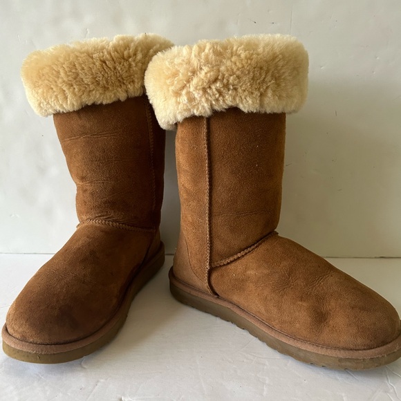 Preowned women Ugg boots size 9 
Ugg S/N 5815 - Picture 11 of 11